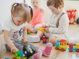 troje dzieci bawi się w klubie dziecięcym