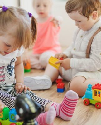 troje dzieci bawi się w klubie dziecięcym
