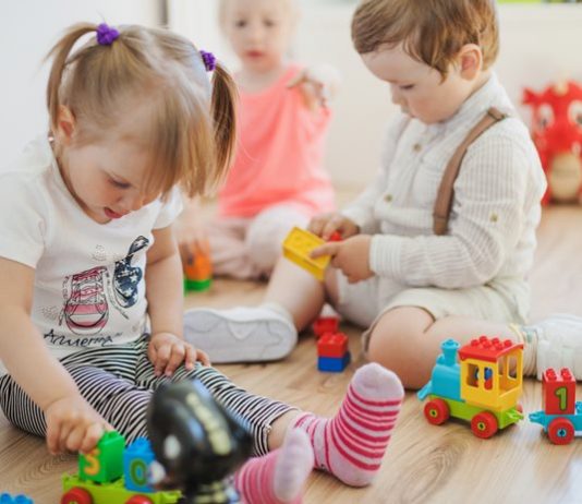 troje dzieci bawi się w klubie dziecięcym