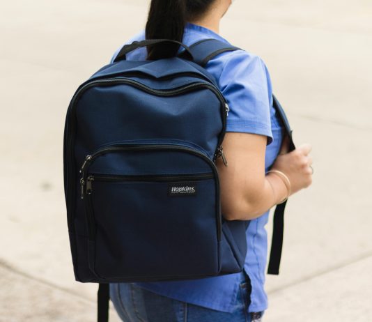 strój opiekunki w żłobku jak się ubrać do pracy
