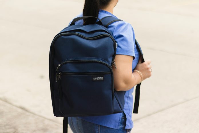 strój opiekunki w żłobku jak się ubrać do pracy