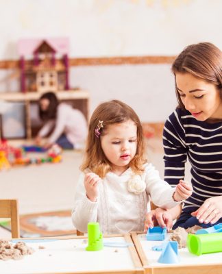 Co robi pomoc nauczyciela w przedszkolu