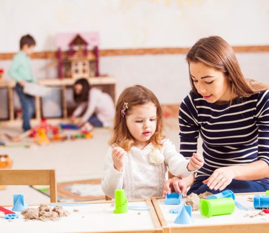 Co robi pomoc nauczyciela w przedszkolu