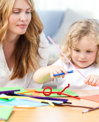 Ile zarabia pomoc nauczyciela w przedszkolu Sprawdź aktualne stawki