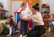 Pomoc nauczyciela w przedszkolu – jakie wykształcenie jest potrzebne i jak się przygotować do pracy? Pomoc nauczyciela w przedszkolu – jakie wykształcenie jest potrzebne i jak się przygotować do pracy