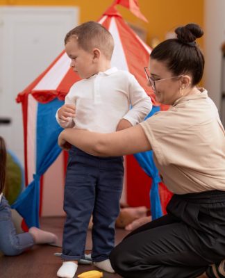 Pomoc nauczyciela w przedszkolu – jakie wykształcenie jest potrzebne i jak się przygotować do pracy