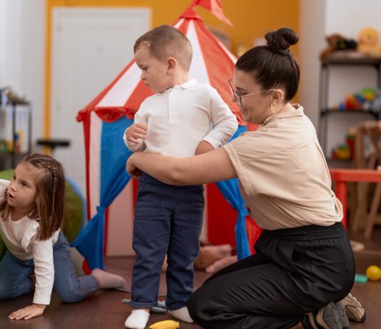 Pomoc nauczyciela w przedszkolu – jakie wykształcenie jest potrzebne i jak się przygotować do pracy